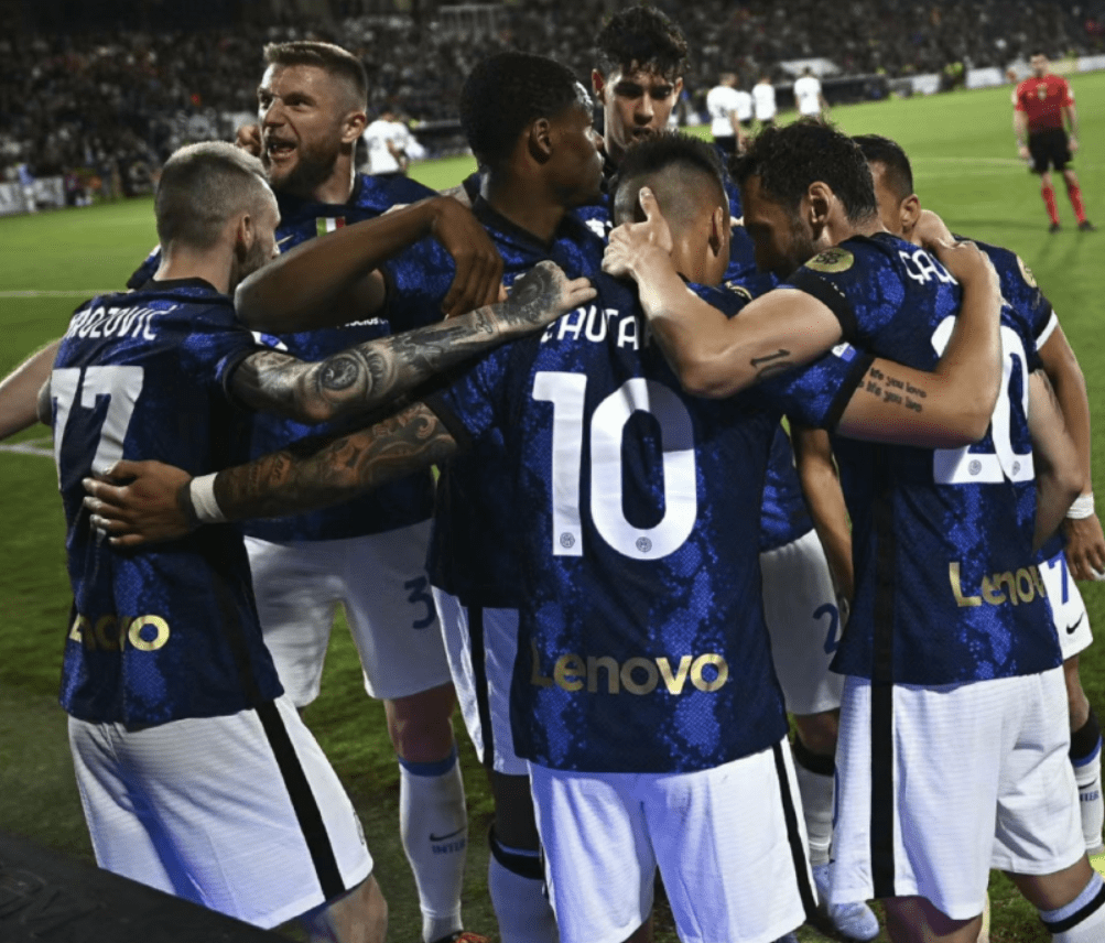 爱游戏app-拉齐奥训练开放日；关键时刻完成体检引欢呼；荷甲在即；赛季目标并未改变-爱游戏app