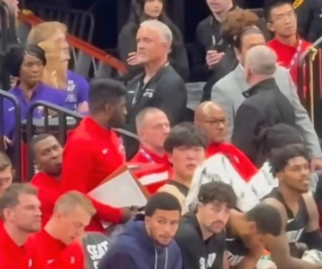 窗口期CBA常规赛传出新动向;多伦多猛龙更衣室发声;管理层表态:压力陡增;控场能力受关注 窗口期CBA常规赛传出新动向;多伦多猛龙更衣室发声;管理层表态:压力陡增;控场能力受关注